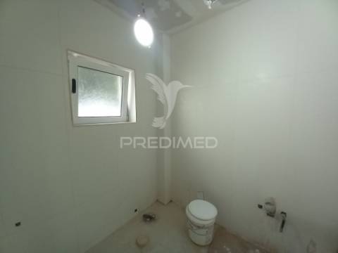 Apartamento t4 remodelado no forte da casa