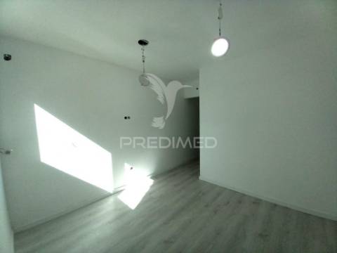 Apartamento t4 remodelado no forte da casa
