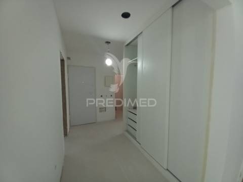 Apartamento t4 remodelado no forte da casa