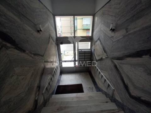 Apartamento t4 remodelado no forte da casa