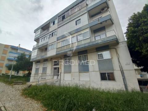 Apartamento t4 remodelado no forte da casa