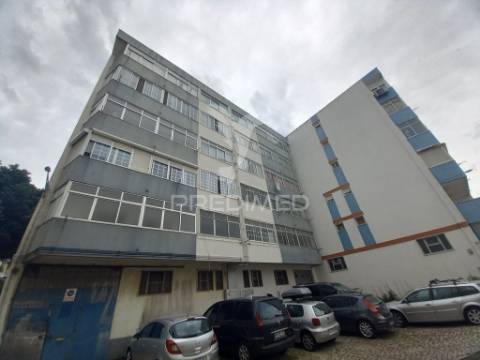 Apartamento t4 remodelado no forte da casa