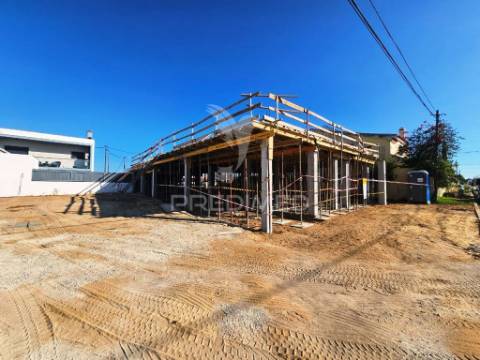 Moradia isolada t4, c/piscina e 2 suites, em fernão ferro