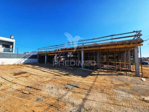 Moradia isolada t4, c/piscina e 2 suites, em fernão ferro
