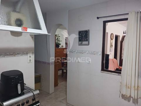 Terreno com moradia t2,com alpendre, lavradio.
