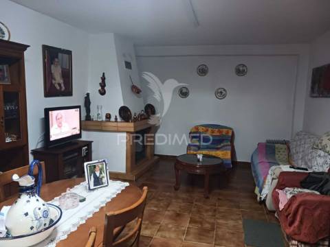 Terreno com moradia t2,com alpendre, lavradio.