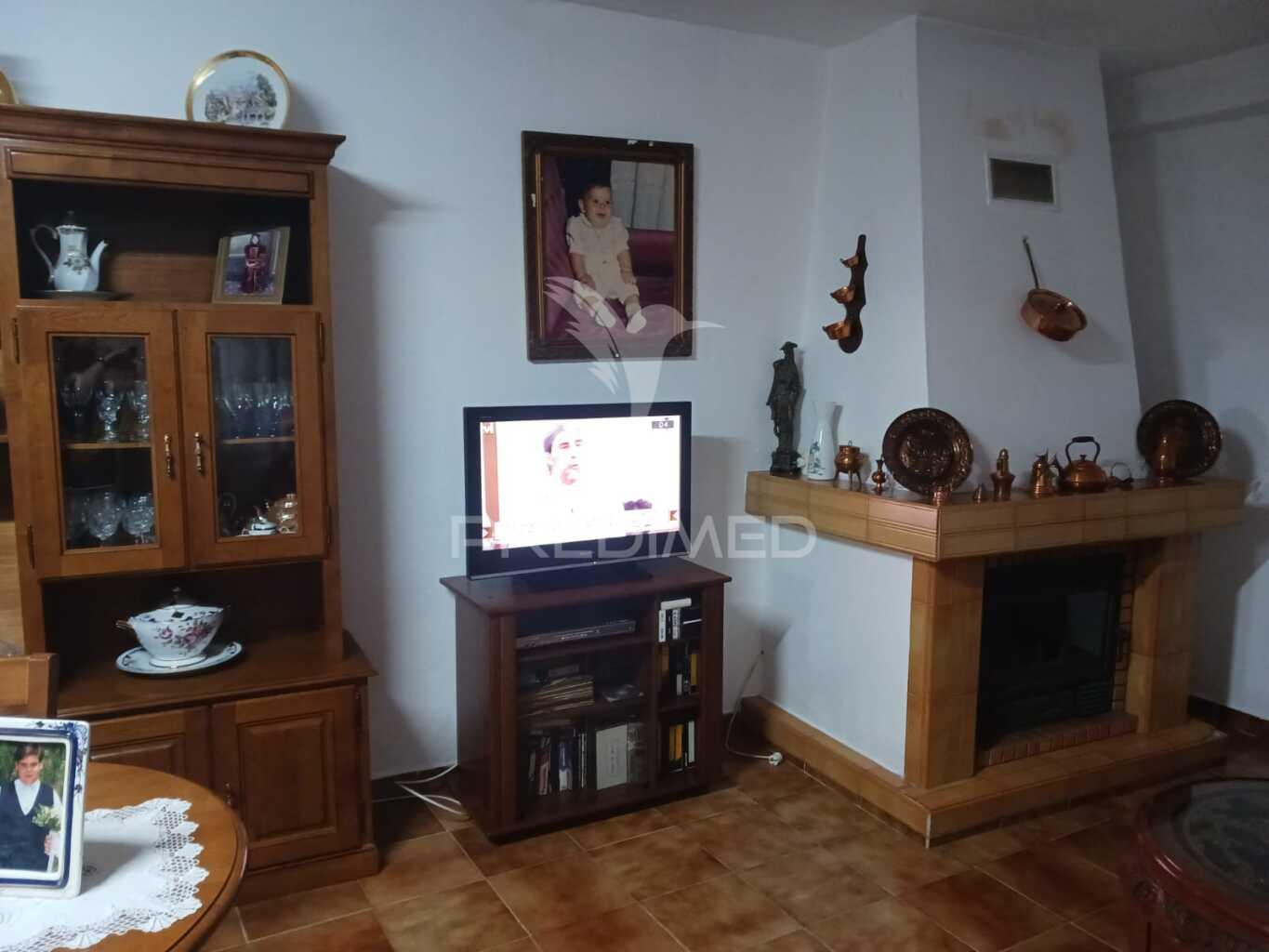 Terreno com moradia t2,com alpendre, lavradio.