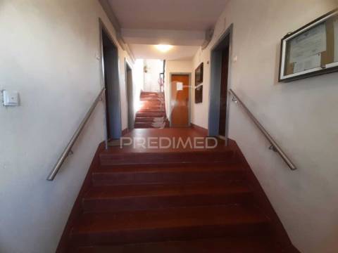 Apartamento t3 com arrecadação, monte abraão