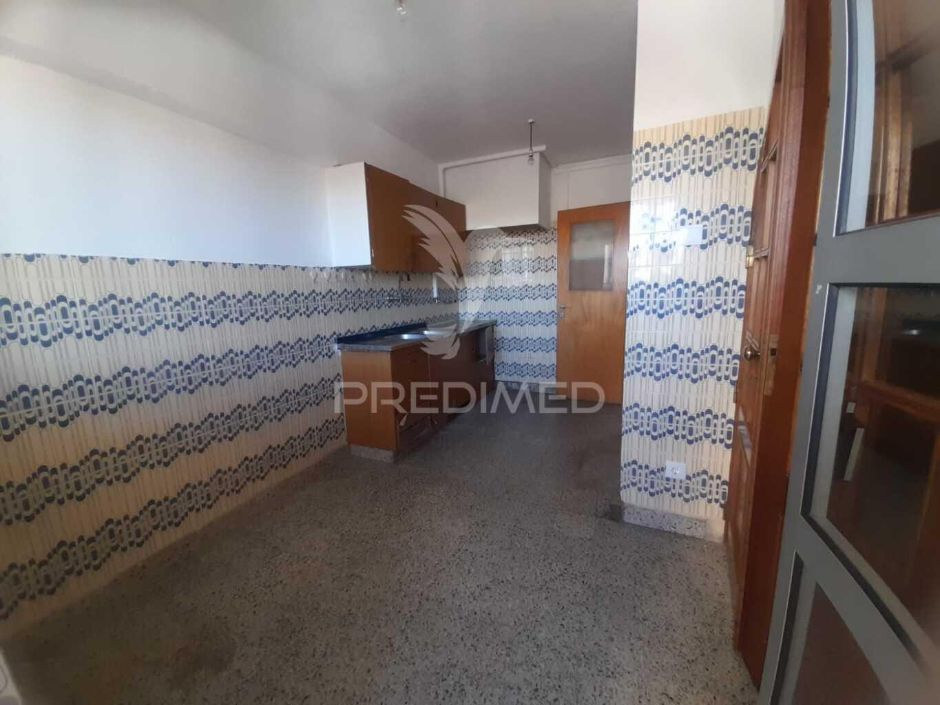 Apartamento t3 com arrecadação, monte abraão