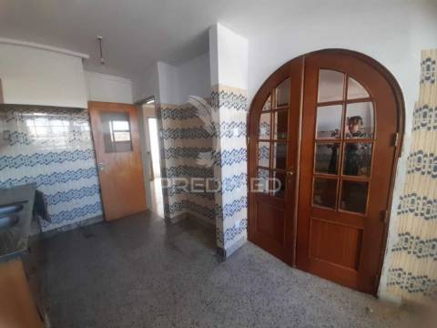 Apartamento t3 com arrecadação, monte abraão