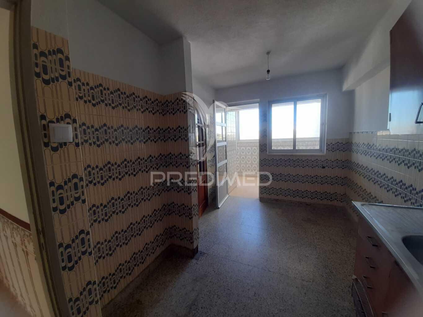 Apartamento t3 com arrecadação, monte abraão