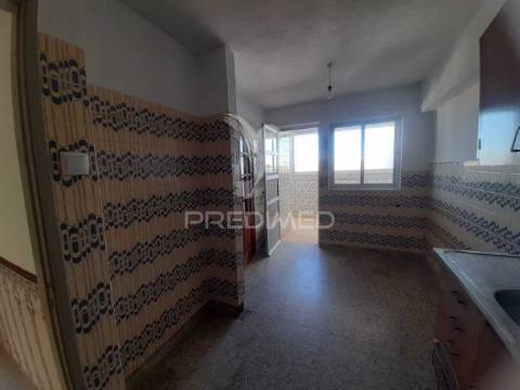 Apartamento t3 com arrecadação, monte abraão