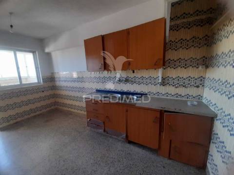 Apartamento t3 com arrecadação, monte abraão
