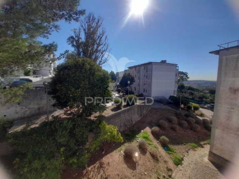 Apartamento t3 com arrecadação, monte abraão