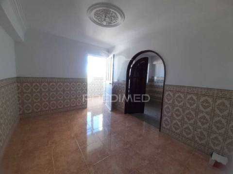 Apartamento t3 com arrecadação, monte abraão