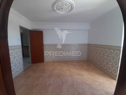 Apartamento t3 com arrecadação, monte abraão