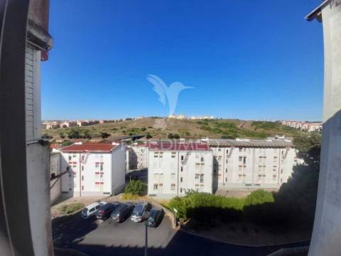 Apartamento t3 com arrecadação, monte abraão