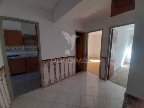 Apartamento t3 com arrecadação, monte abraão