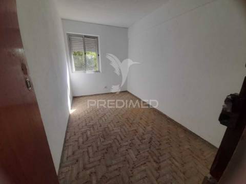 Apartamento t3 com arrecadação, monte abraão