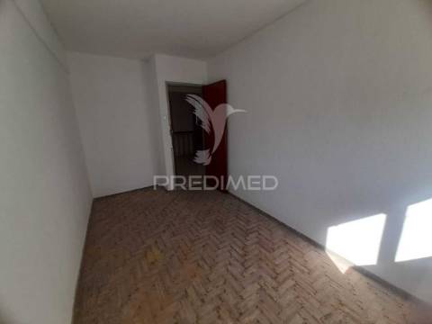 Apartamento t3 com arrecadação, monte abraão