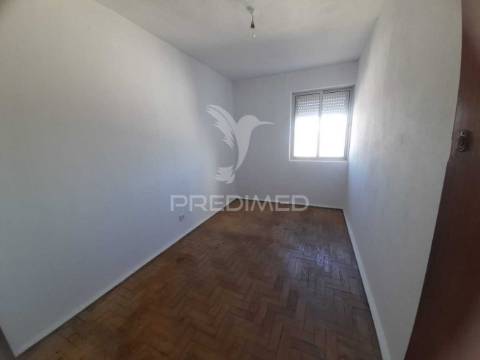 Apartamento t3 com arrecadação, monte abraão
