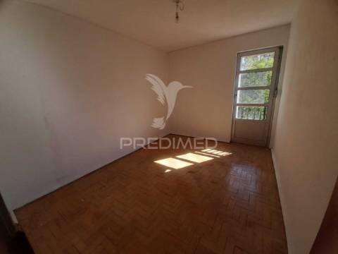 Apartamento t3 com arrecadação, monte abraão
