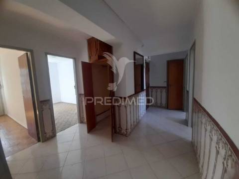 Apartamento t3 com arrecadação, monte abraão