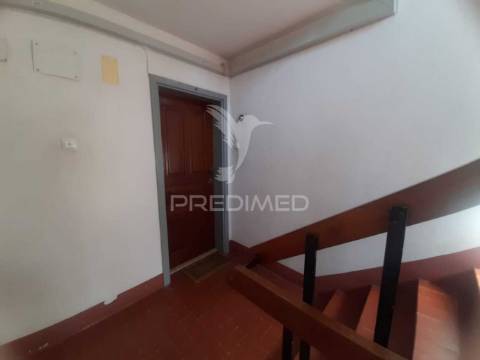 Apartamento t3 com arrecadação, monte abraão