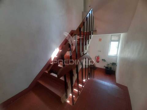Apartamento t3 com arrecadação, monte abraão