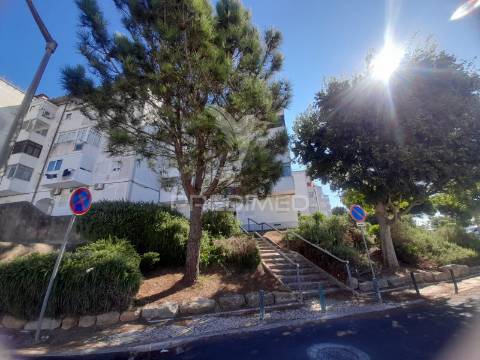 Apartamento t3 com arrecadação, monte abraão