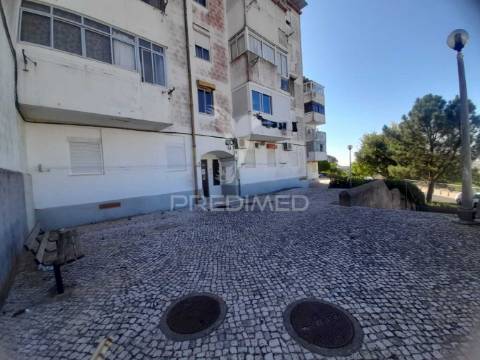 Apartamento t3 com arrecadação, monte abraão