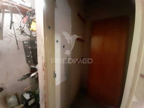 Apartamento t3 com arrecadação, monte abraão