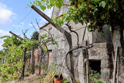 Moradia com terreno e vistas deslumbrantes – loivos do monte – baião