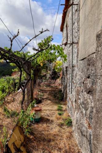 Moradia com terreno e vistas deslumbrantes – loivos do monte – baião