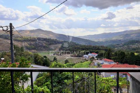 Moradia com terreno e vistas deslumbrantes – loivos do monte – baião