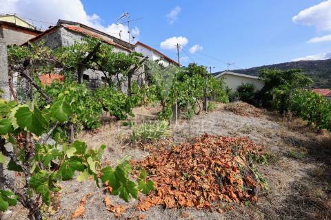 Moradia com terreno e vistas deslumbrantes – loivos do monte – baião