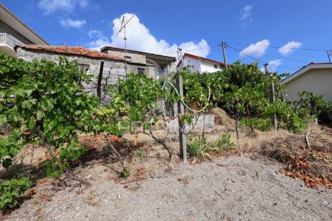 Moradia com terreno e vistas deslumbrantes – loivos do monte – baião