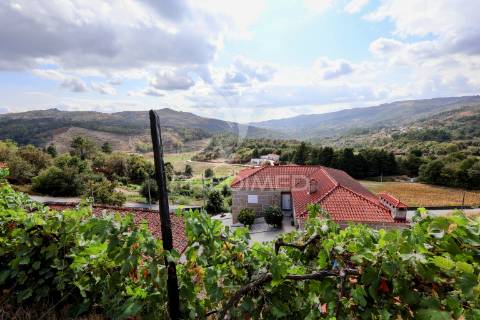 Moradia com terreno e vistas deslumbrantes – loivos do monte – baião