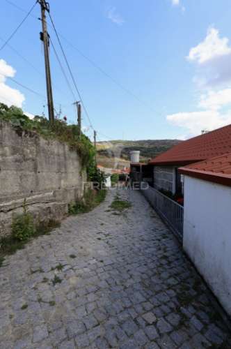 Moradia com terreno e vistas deslumbrantes – loivos do monte – baião