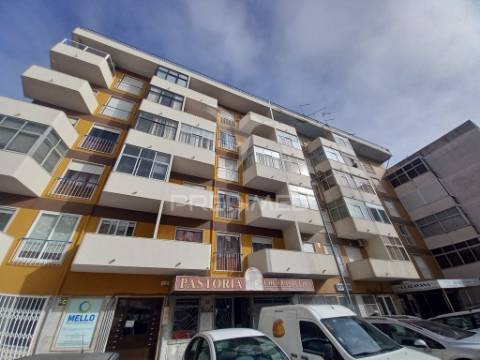 Apartamento t2 remodelado | feijó / laranjeiro