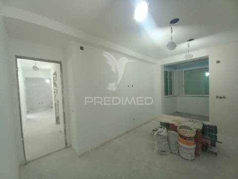 Apartamento t2 remodelado | feijó / laranjeiro
