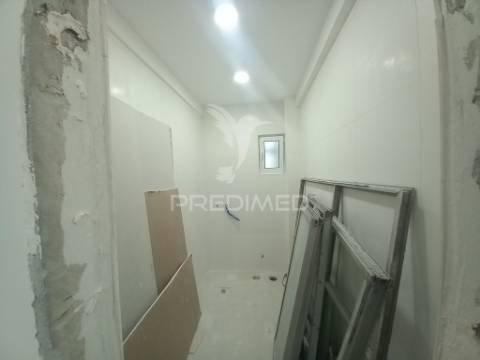 Apartamento t2 remodelado | feijó / laranjeiro