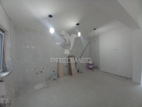 Apartamento t2 remodelado | feijó / laranjeiro