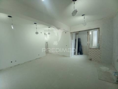 Apartamento t2 remodelado | feijó / laranjeiro