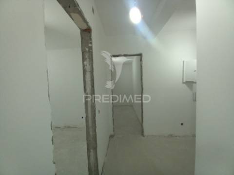 Apartamento t2 remodelado | feijó / laranjeiro