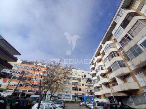 Apartamento t2 remodelado | feijó / laranjeiro