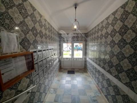 Apartamento t2 remodelado | feijó / laranjeiro