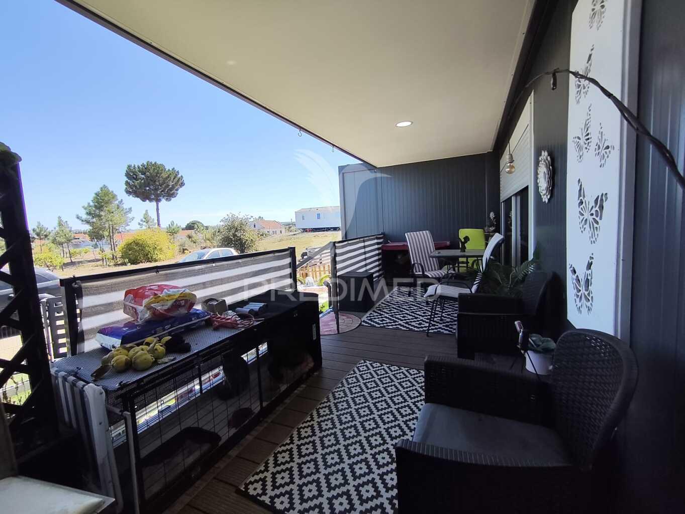 Casa modular com alpendre, penteado, moita.