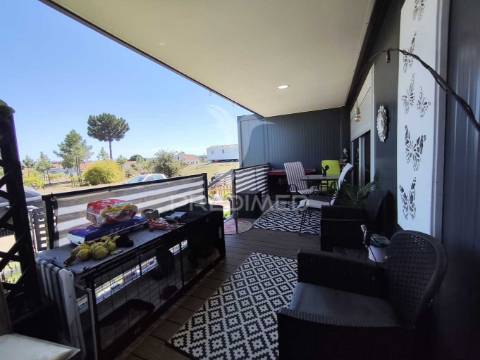 Casa modular com alpendre, penteado, moita.