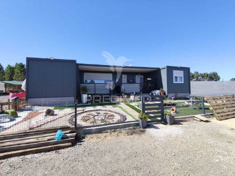 Casa modular com alpendre, penteado, moita.